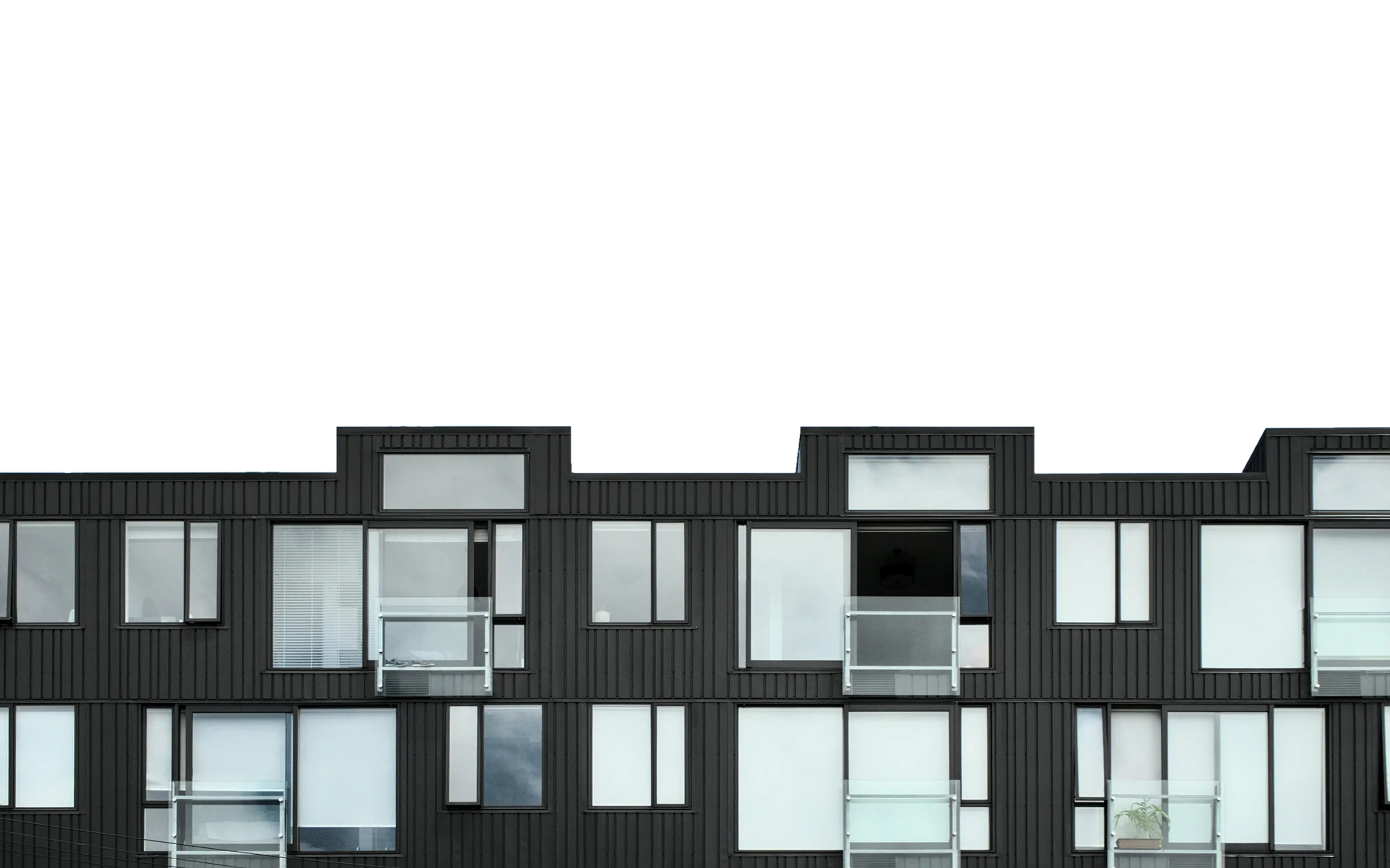 Fassade eines Wohngebäudes unter blauem Himmel