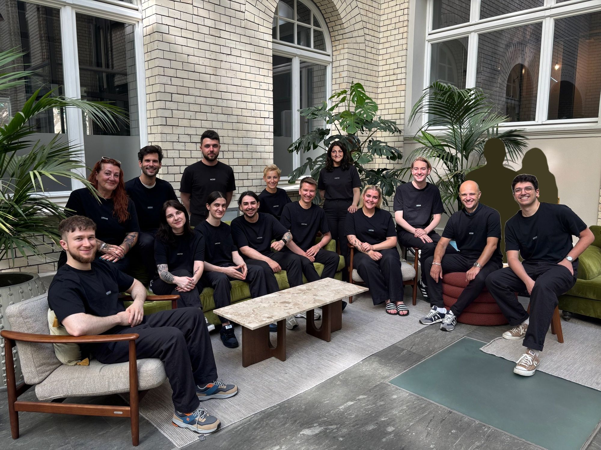 Das Team von Linstad in Berlin, mit einer grünen Silhouette als Platzhalter für neue Teammitglieder
